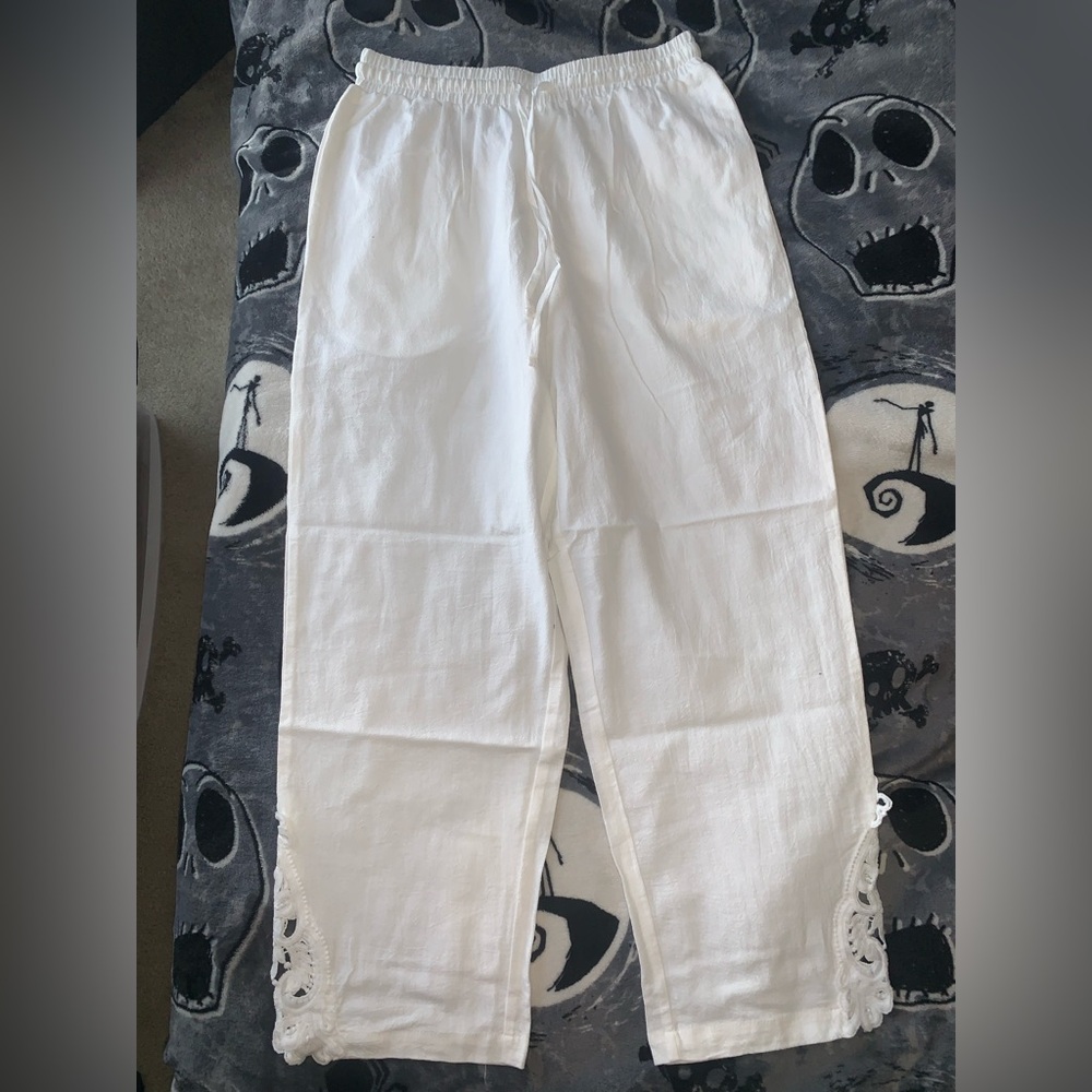 Women’s White Linen & Lace Capris